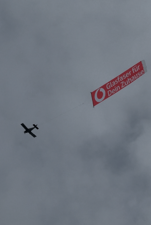 Bannerflugzeug und Fußball-Darts: Vodafone-Aktivierung in Essen